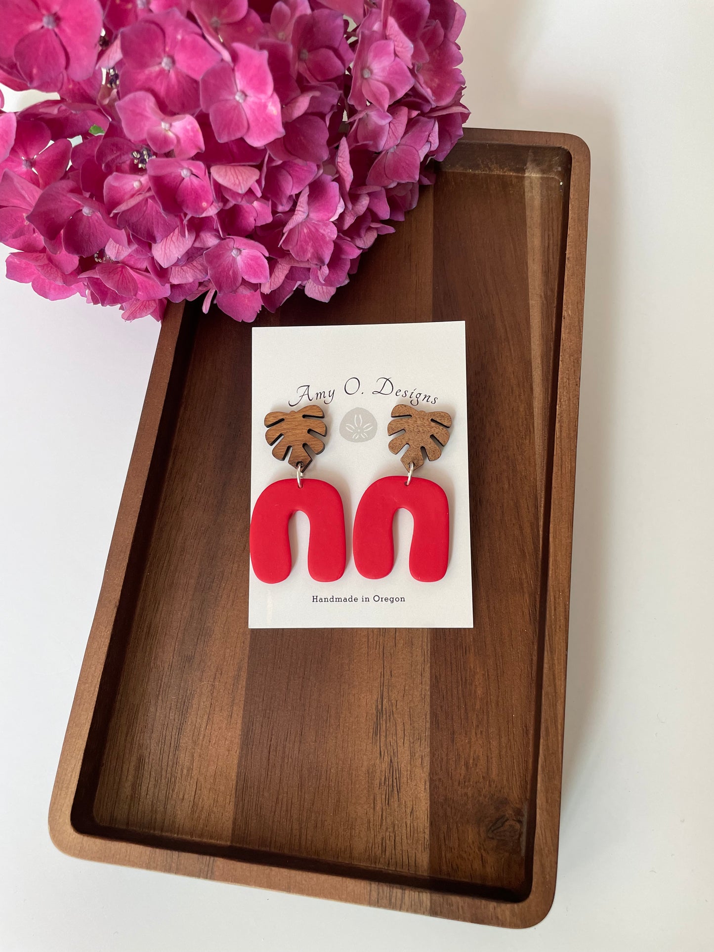 Arch dangle w/monstera wooden leaf stud-2 color options