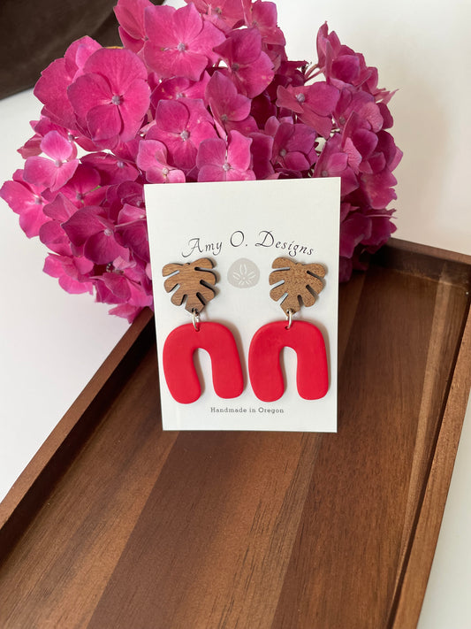 Arch dangle w/monstera wooden leaf stud-2 color options