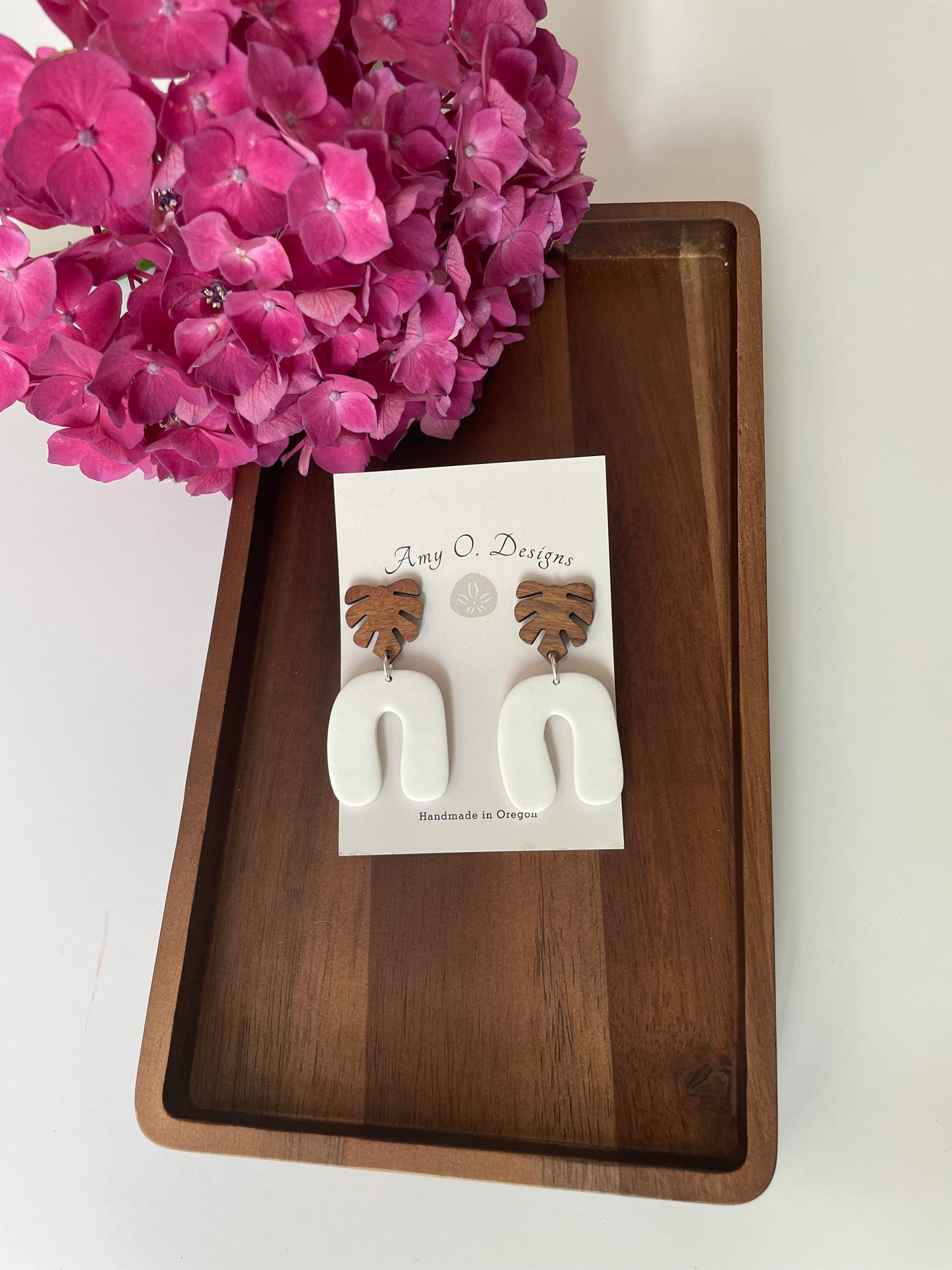 Arch dangle w/monstera wooden leaf stud-2 color options