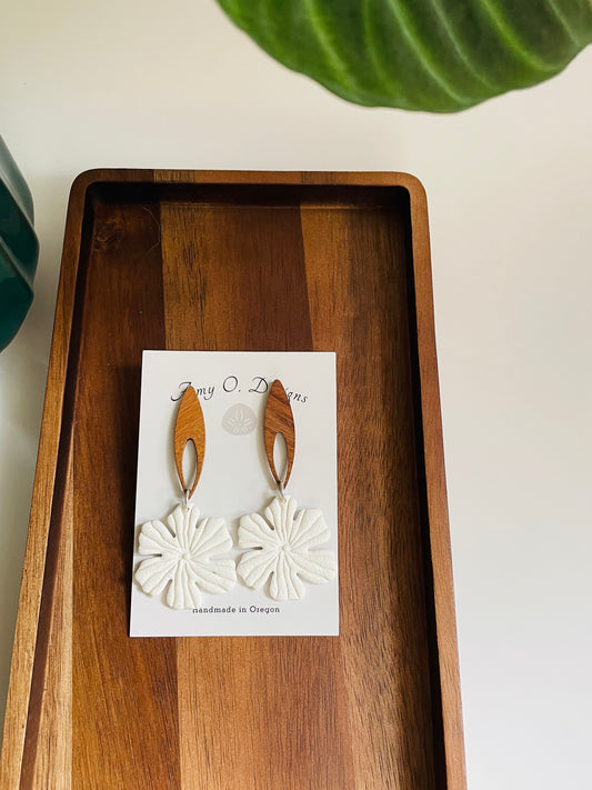 White flower dangle w/wood stud
