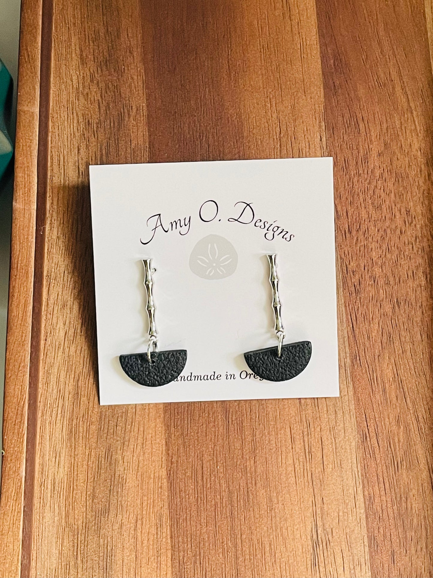Bamboo silver stud w/black 1/2 circle