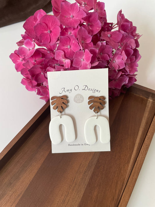 Arch dangle w/monstera wooden leaf stud-2 color options