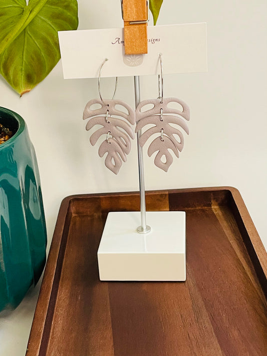 Gray leaf dangle